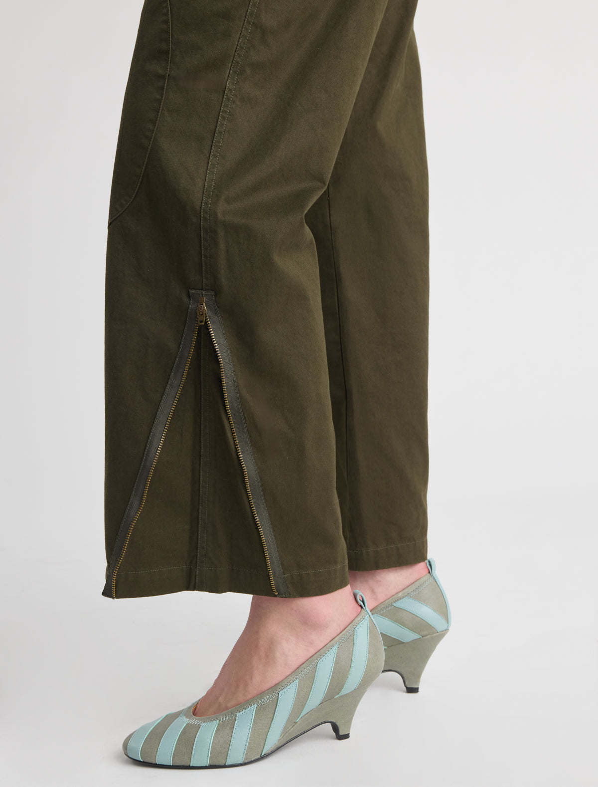 Figma ii pleated twill trousers rounded shape khaki