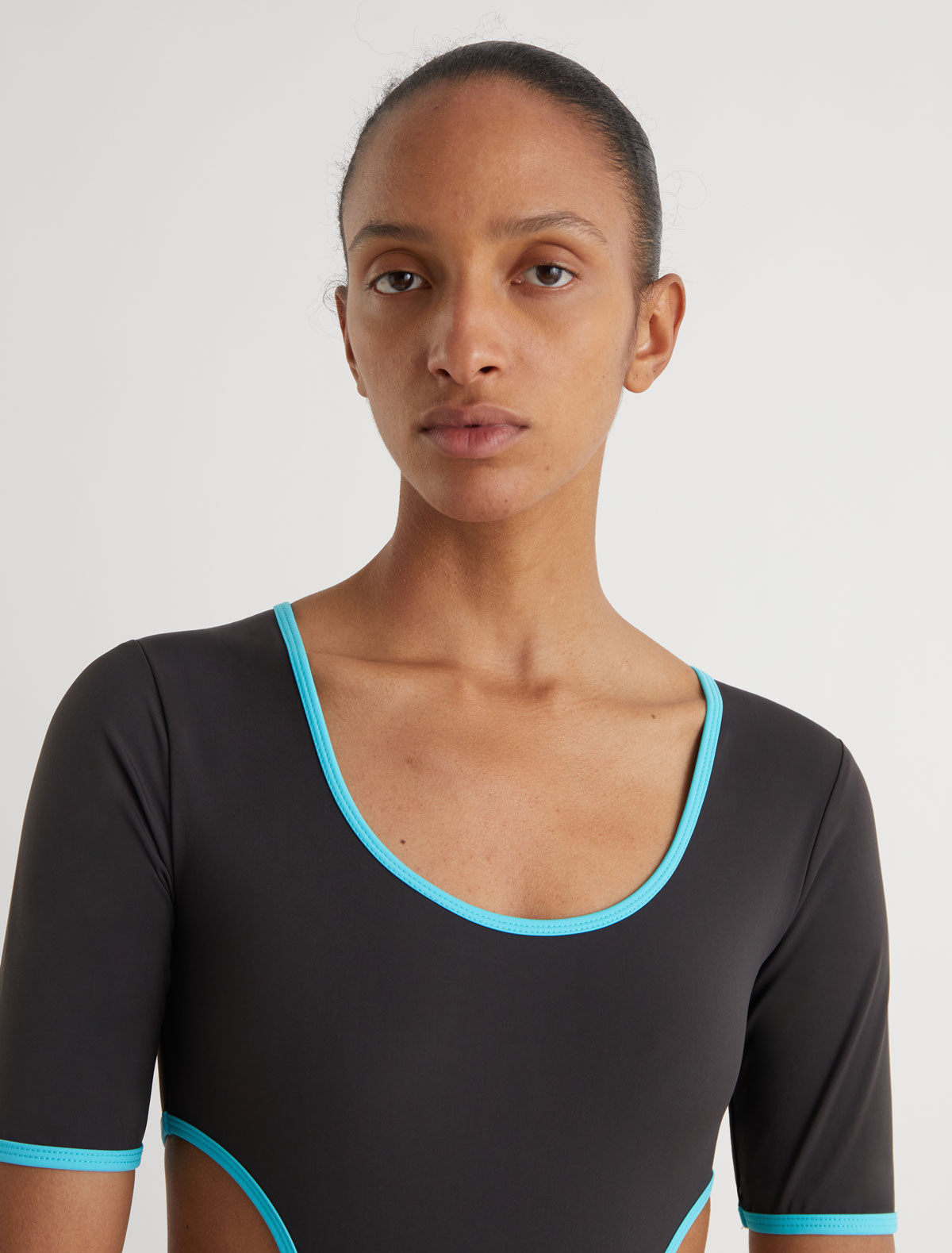 Minu short sleeve trikini with contrast piping brown