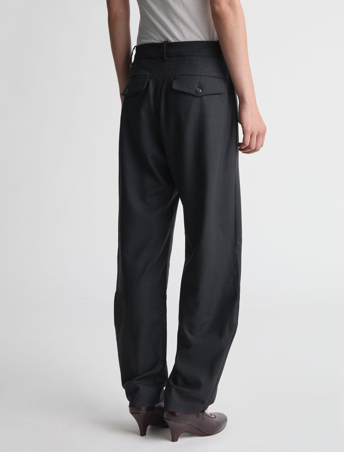 Figma pleated trousers rounded shape grey