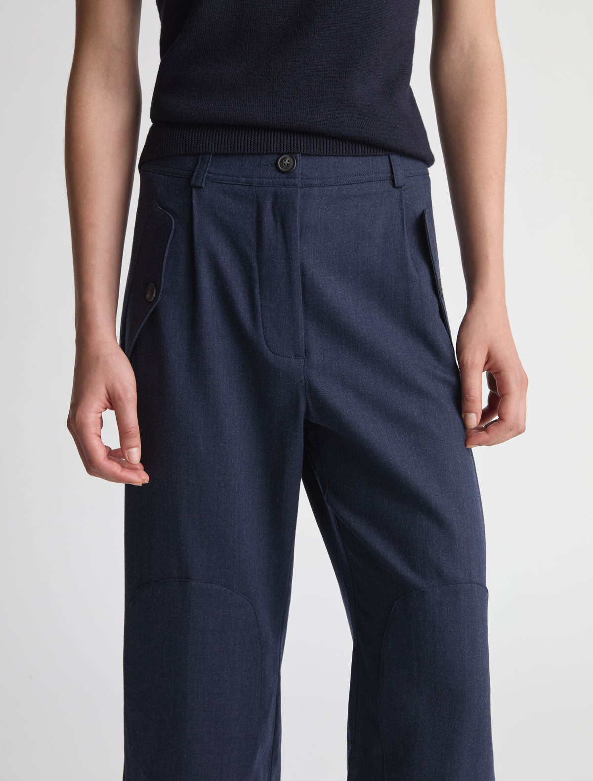 Figma pleated trousers rounded shape navy